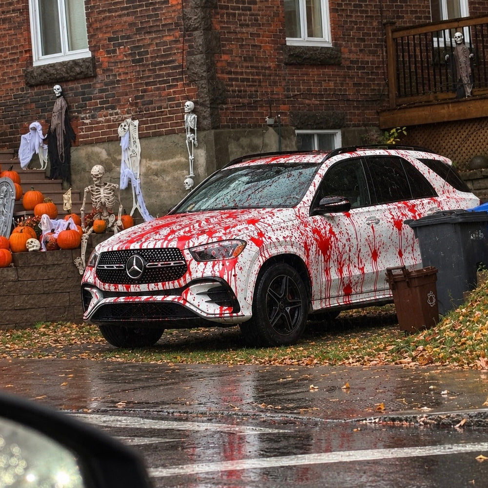 VUS blanc couvert de faux sang devant une maison décorée pour l’Halloween